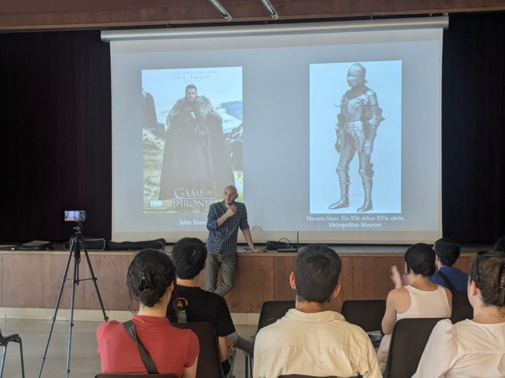 Public assis face à la conférence Game of Thrones