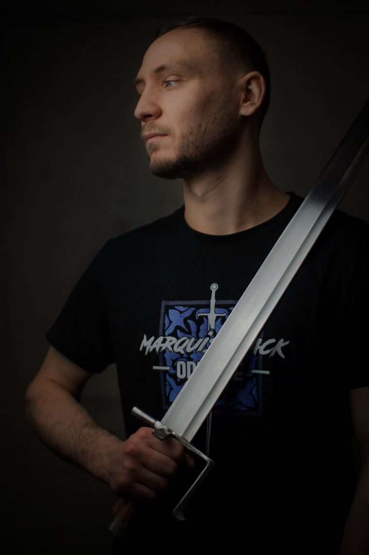 Maxence Favre, portrait avec une épée longue